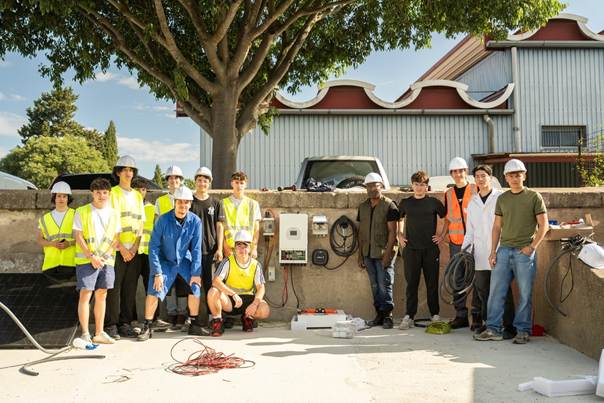Des lycéens biterrois développent une borne solaire pour véhicules électriques