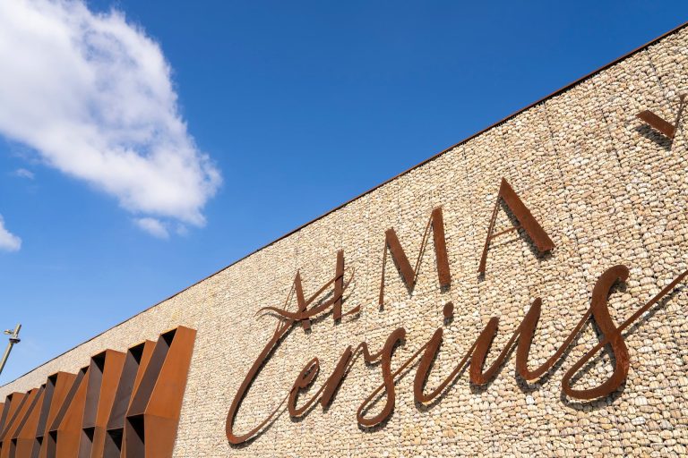 Alma Cersius inaugure sa nouvelle cave à Cers après 18 mois de travaux